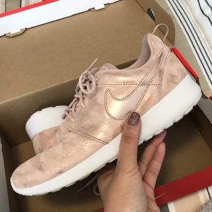 Rose gold Roshe One